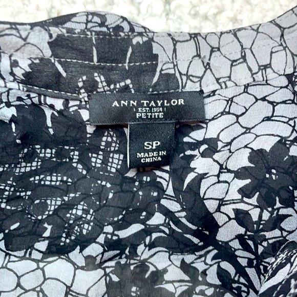 Ann Taylor Petite Floral 100% Silk Ruffle Gray Black Blouse SP - Picture 7 of 8